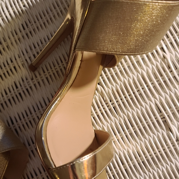 BEAUTIFUL  METALLIC  GOLD HEELS - Picture 5 of 16